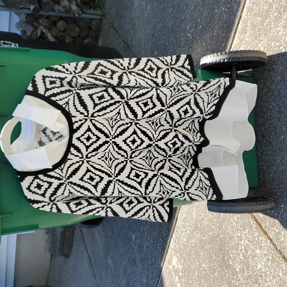 NWOT - NEVER WORN ROZ & ALI BLACK AND WHITE SHIRT